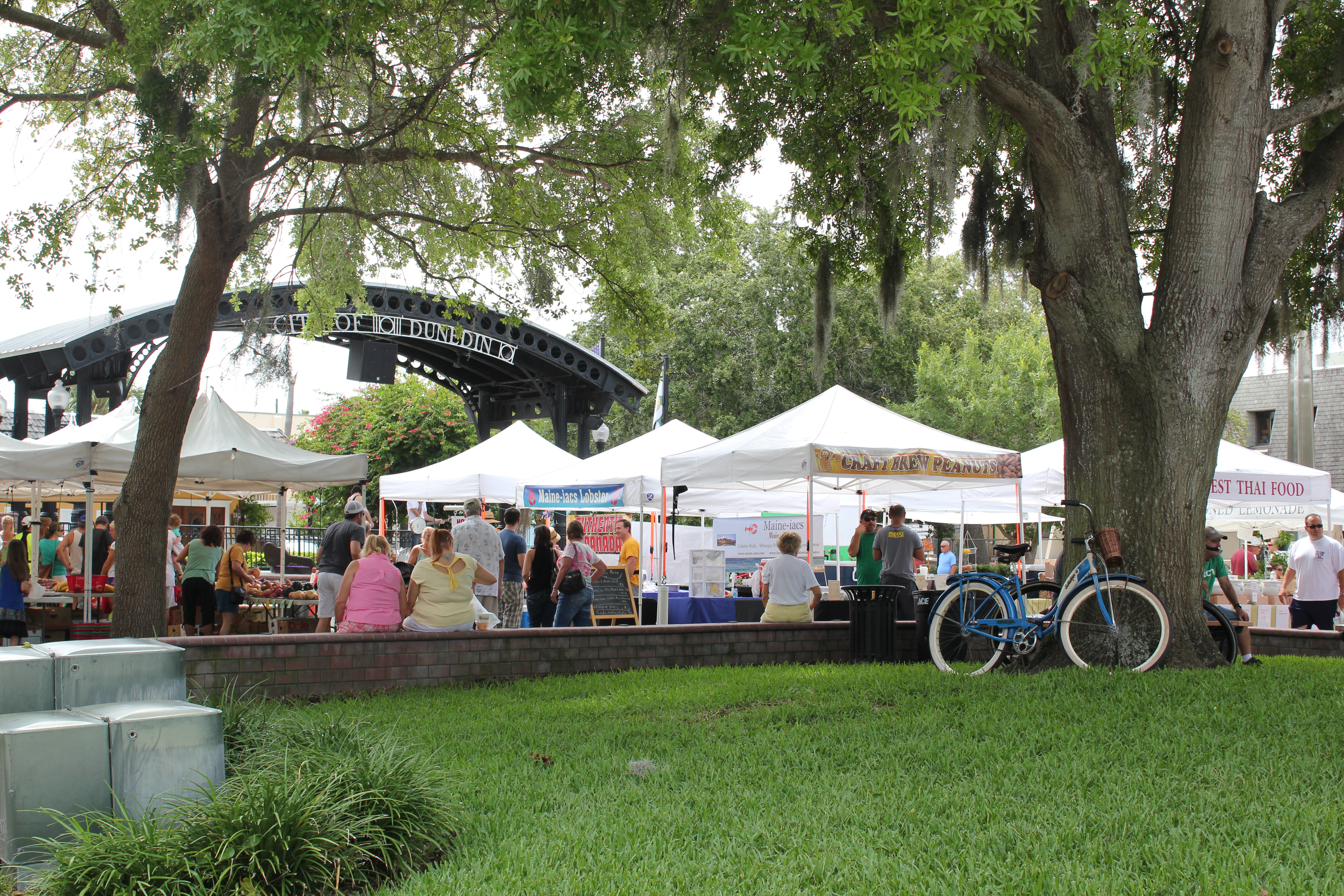 Dunedin Saturday Farmers Market with the City of Dunedin sign